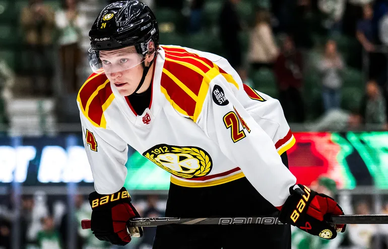 Aron Dahlqvist ska spela i HockeyAllsvenskan.