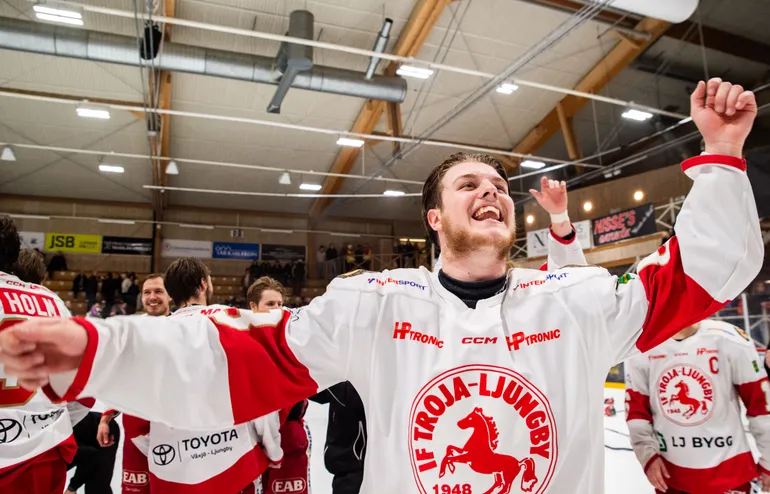 Fabian Hellström jublar vid uppflyttningen med Troja 2025.