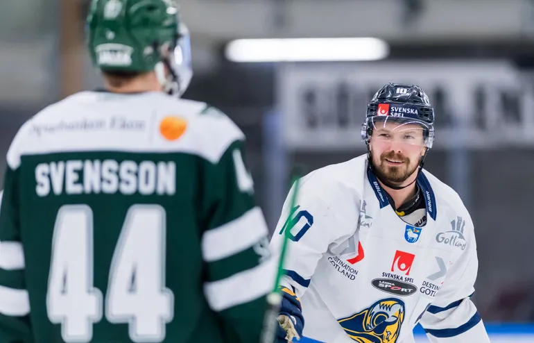 Anton Svensson under semifinal ett i kvalet till Hockeyallsvenskan.