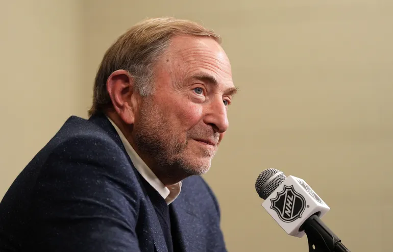 Gary Bettman tycks, åtminsytone temporärt, dra i handbromsen när det gäller NHL:s expansionsplaner. Foto: AP Photo/Matt Slocum