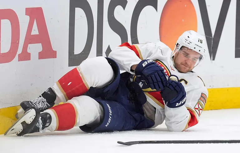 Aleksander Barkov blir borta länge efter nya skadan. 