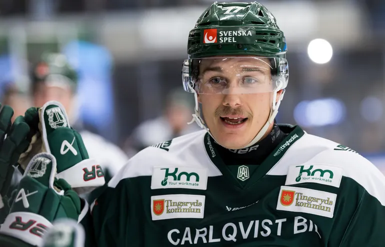 Svenske forwarden lämnar – efter fem matcher