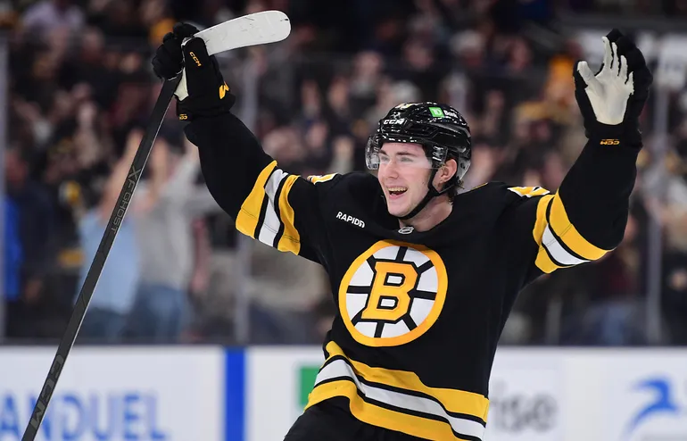 Fraser Minten skriver på ett sjuårskontrakt i Boston Bruins. 