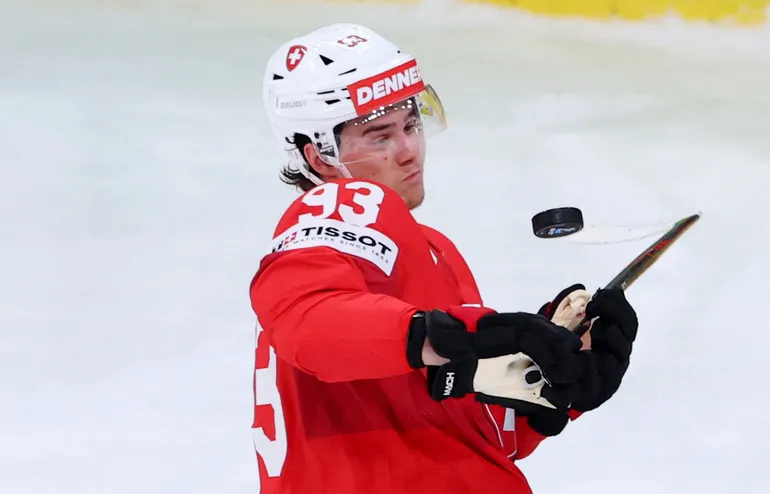 Theo Rochette skriver NHL-kontrakt med Detroit. Foto: REUTERS/Denis Balibouse