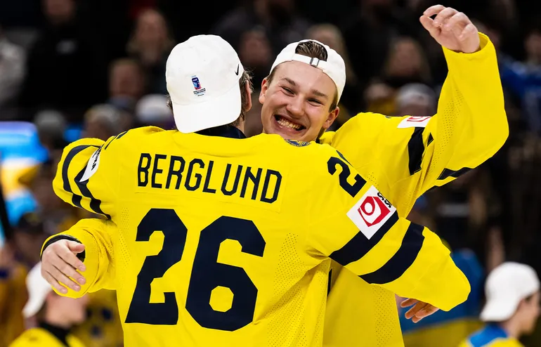 William Håkansson skriver på sitt första NHL-kontrakt. Foto: Bildbyrån (montage).