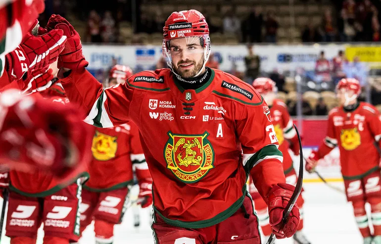 Bekräftar efter SHL-intresset: Tappar succéforwarden