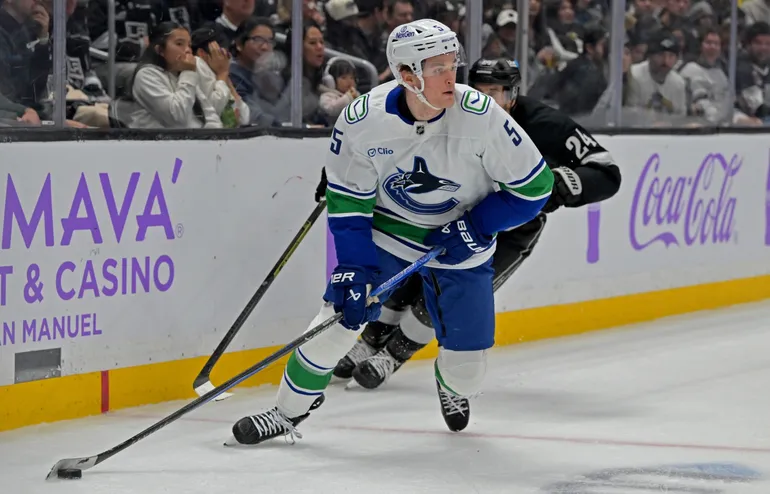 NHL-svenskens lillasyster gör SDHL-debut - 16 år gammal