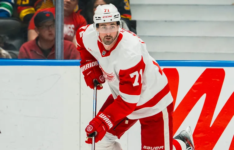 Dylan Larkin stängs av utan lön efter sitt beslut att bojkotta Detroit Red Wings. Foto: Bob Frid-Imagn Images