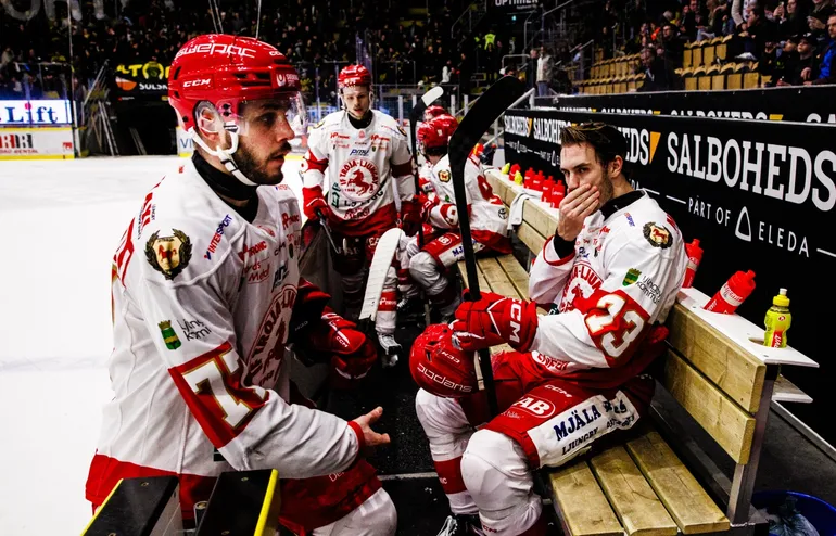 Brandon Frattaroli, till vänster, deppar efter Trojas uttåg ur Hockeyallsvenskan.