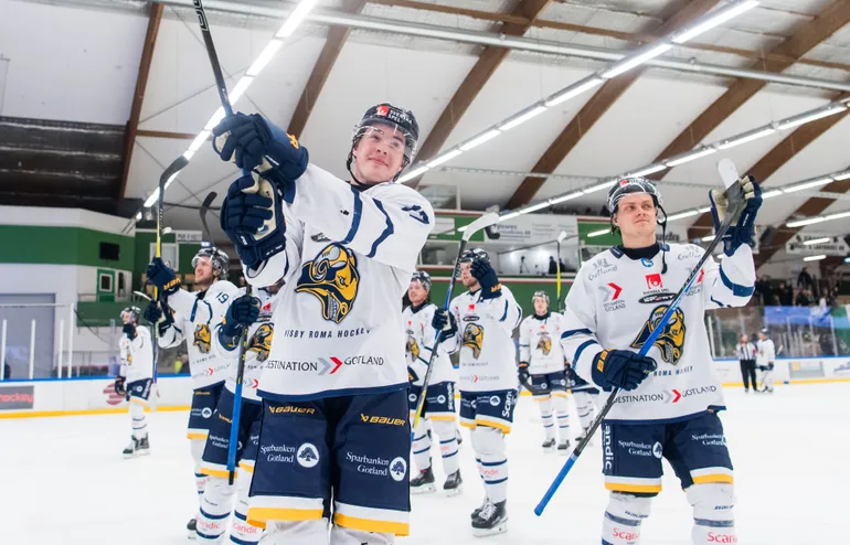 Elias Ewertzh följer med Visby/Roma upp i Hockeyallsvenskan. 