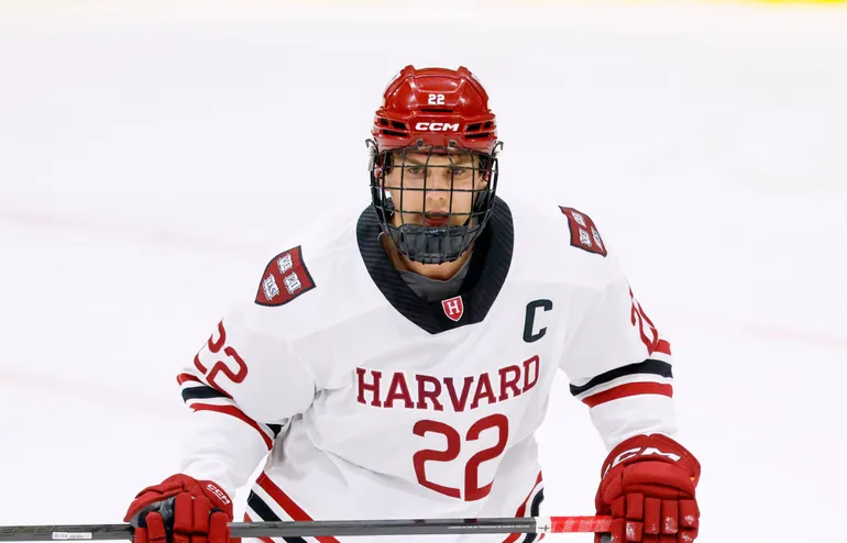 Mason Langenbrunner spelade i Harvard under den gångna säsongen.