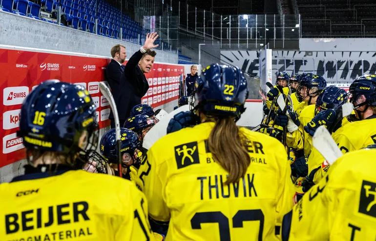 Erika Holst har tagit ut en ny trupp.