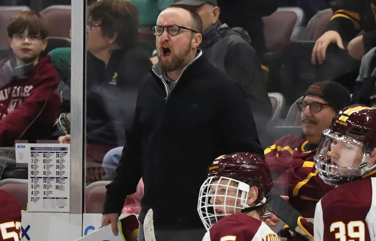 Sju spelare i Arizona State Universitys hockeylag kräver att coachen Greg Powers tas ur tjänst medan utredningen kring Matthew Mayichs kollaps pågår. Foto: Zac BonDurant/Icon Sportswire via AP Images