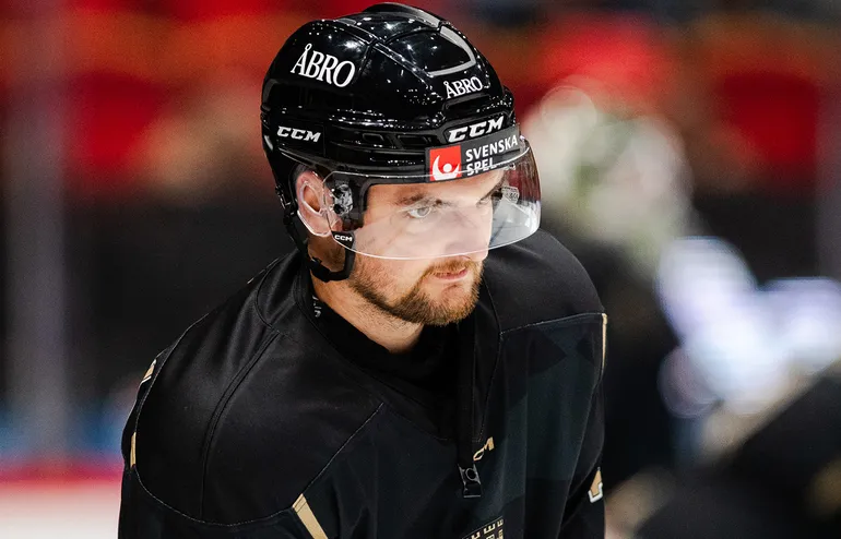 Tidigare AIK-forwarden bryter med "svenskklubben"