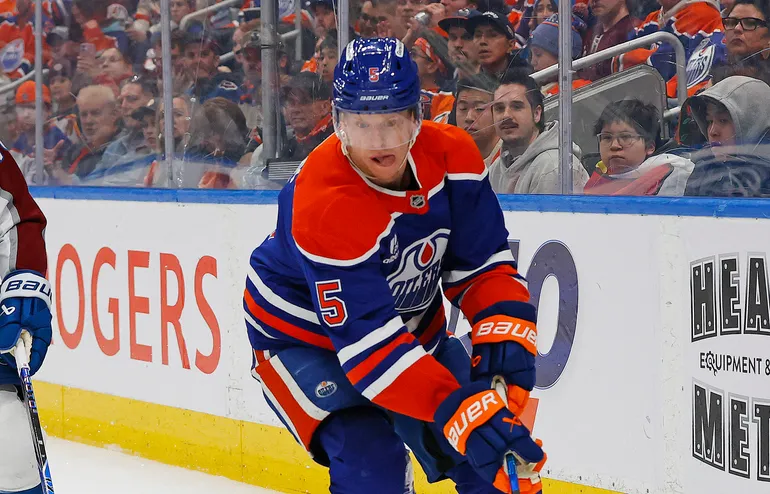 Connor Murphy blir kvar i Edmonton Oilers. Foto: Perry Nelson-Imagn Images