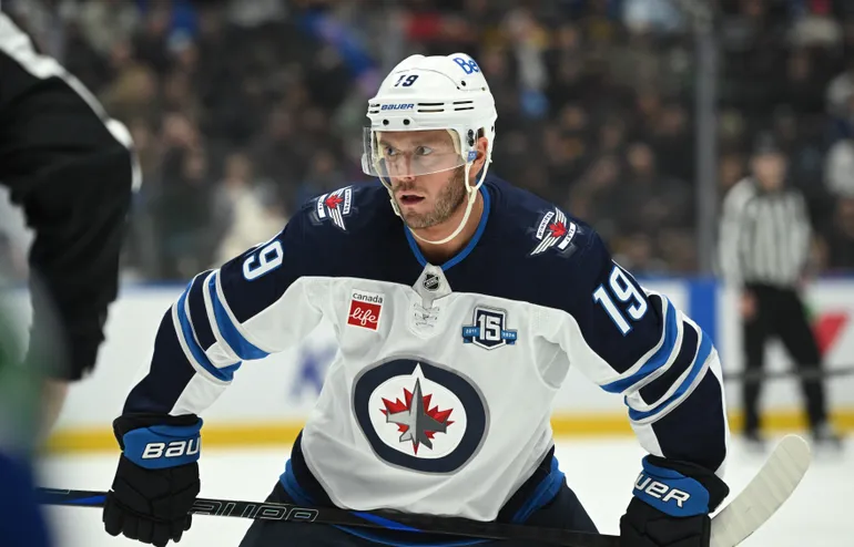 Jonathan Toews avslutar NHL-karriären. Foto: Simon Fearn-Imagn Images