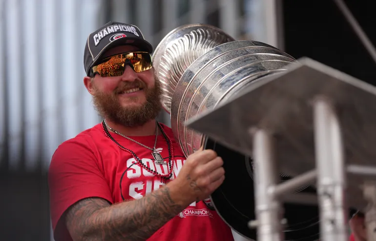 Nic Deslauriers förlängde kontraktet med Carolina Hurricanes under Stanley Cup-firandet. Foto: James Guillory-Imagn Images