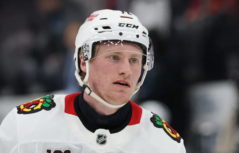 Chicago Blackhawks förlänger med Oliver Moore.