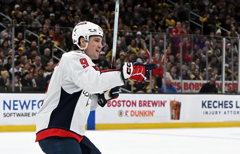 Ryan Leonard belönas rikligt av Washington Capitals. Foto: Brian Fluharty-Imagn Images