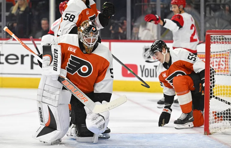 Målvakten Joseph Woll och backen Oliver Bonk deppar under Philadelphias förlustmatch mot Carolina. Foto: Eric Hartline-Imagn Images