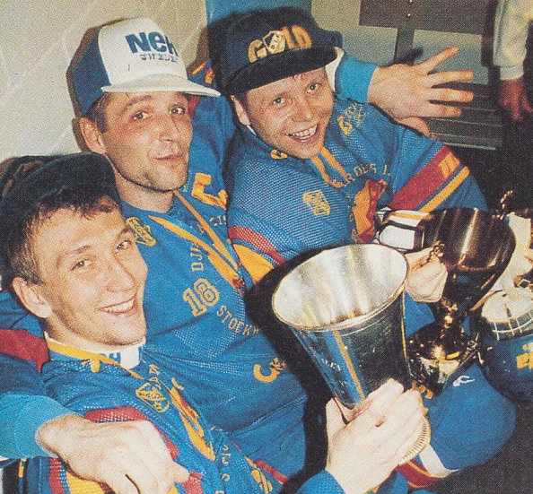Mikael Johansson, Thomas Eriksson och Rolf Ridderwall firar ett av SM-gulden