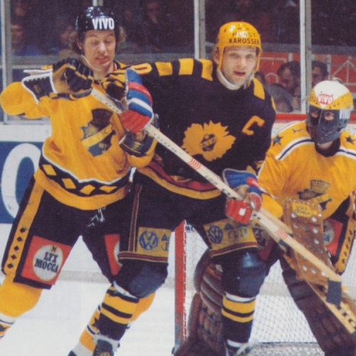 Hardy Nilsson i kamp med AIK:s Mats Rasmusson framför Bosse Karlsson i målet