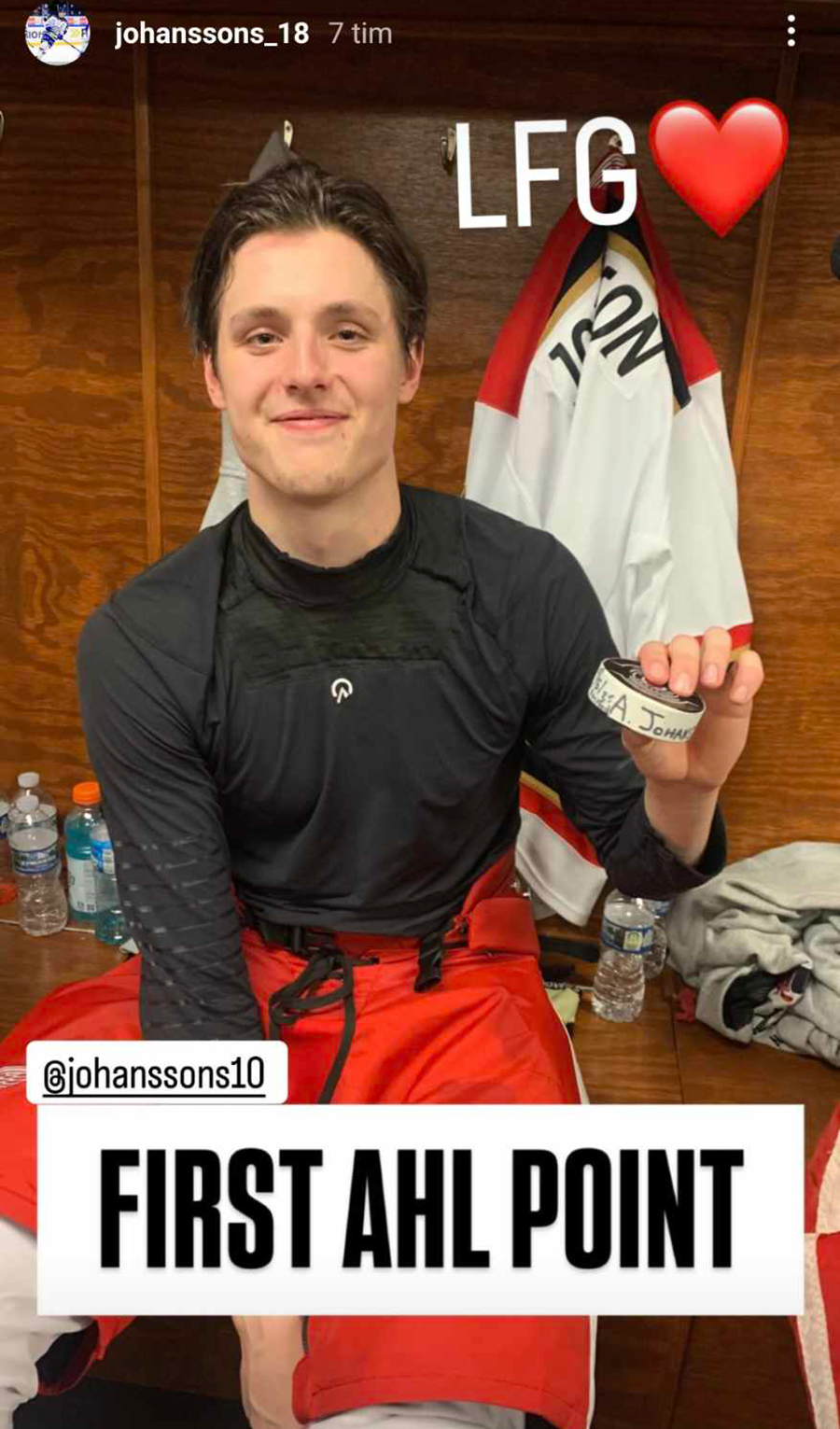 Anton Johansson med pucken efter sin första AHL-poäng