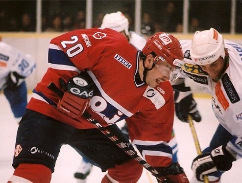 Shin Larsson i Oji-tröjan.