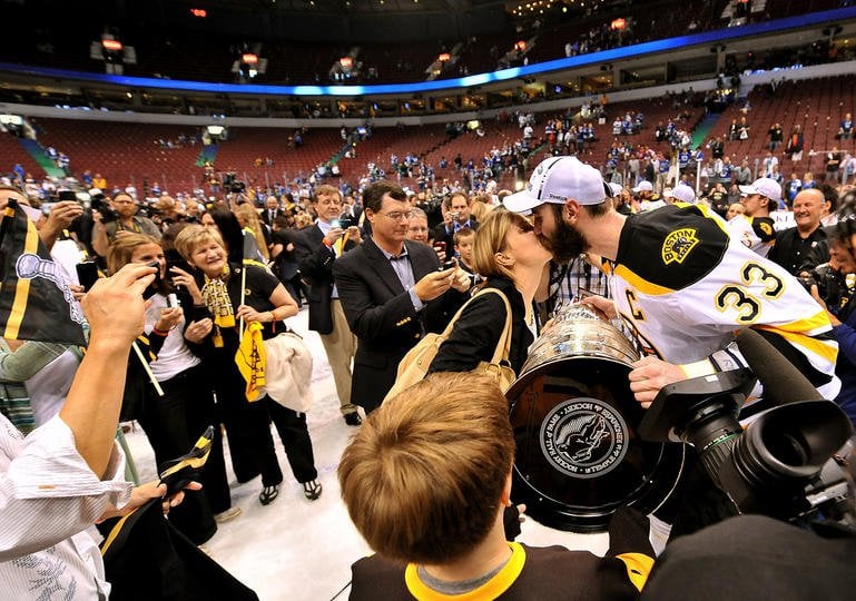Zdeno Chara med Stanley Cup och Svenåke Svensson i bakgrunden.