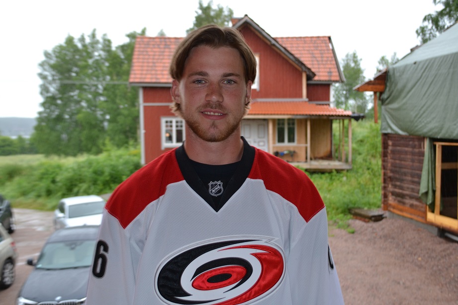 En ung Elias Lindholm i Carolinas färger