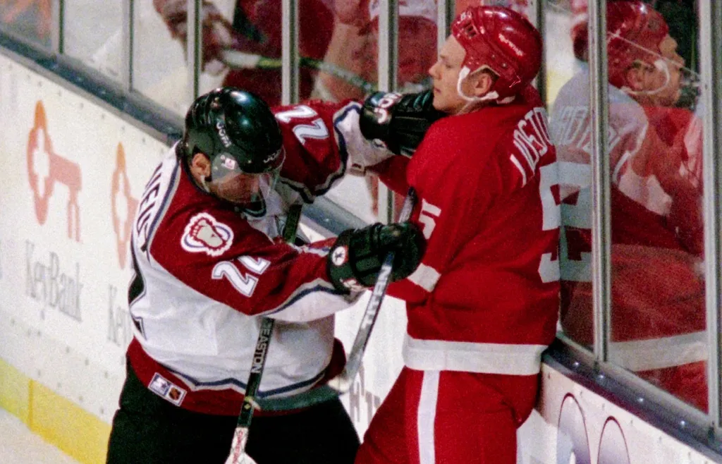 Claude Lemieux trycker till Nicklas Lidström i en match 1995