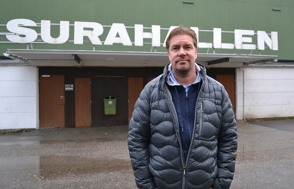 Tommy Salo framför Surahallen där allting började