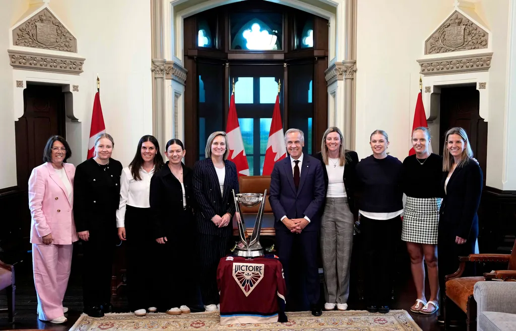 Lina Ljungblom, andra från vänster, tillsammans med sina lagkamrater och premiärminister Mark Carney.