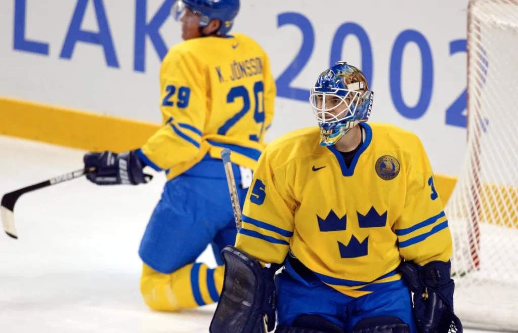 Tommy Salo och Kenny Jönsson efter 3–4-målet i OS-kvartsfinalen mot Vitryssland