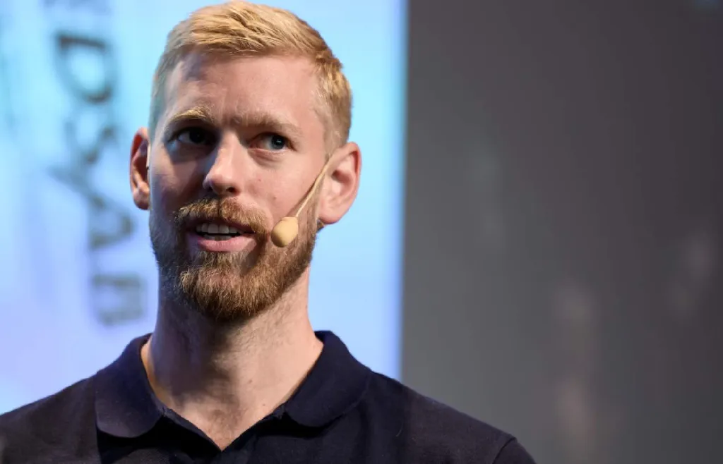 Magnus Hellberg lyfts fram av lagkaptenen