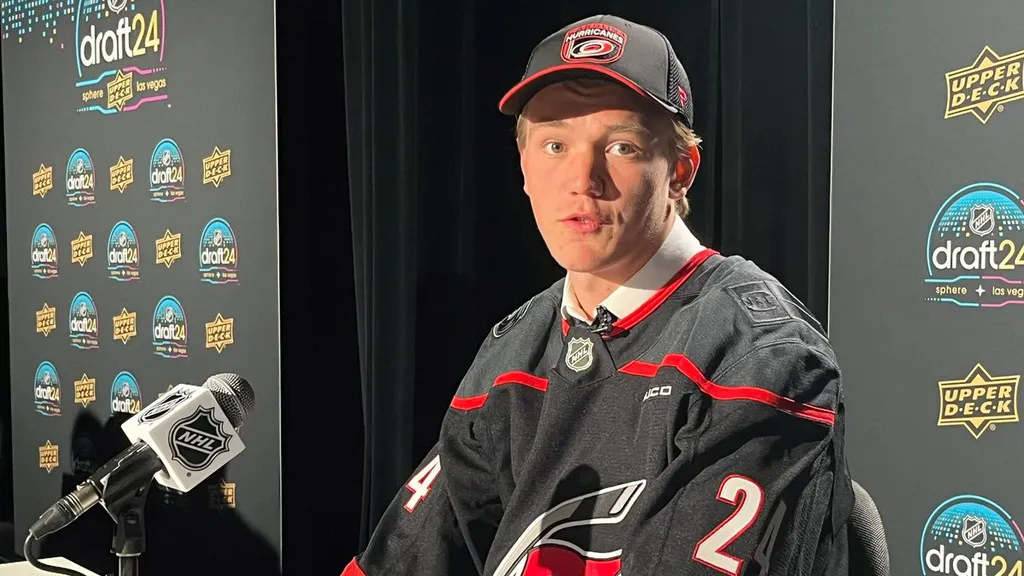 Noel Fransén draftades av Carolina Hurricanes - och har nu skrivit NHL-kontrakt med klubben