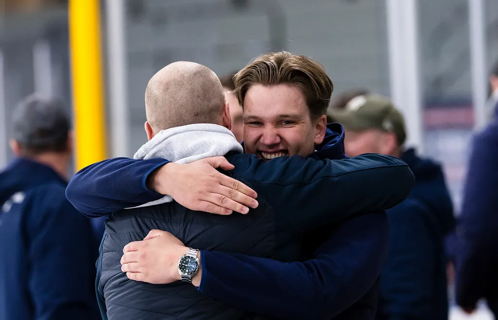 Växjös U16-tränare Victor Engfors firar guldet 2026