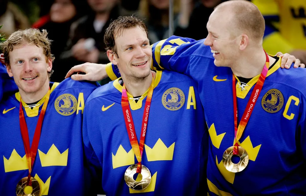 Daniel Alfredsson, Nicklas Lidström och Mats Sundin jublar över OS-guldet