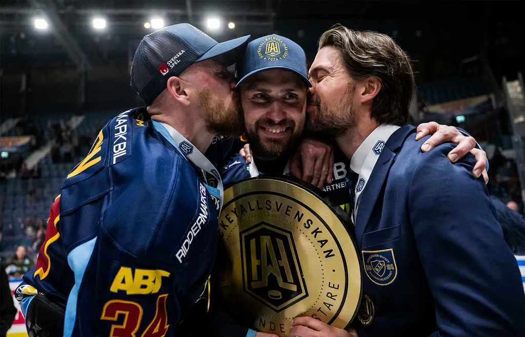 Tre järnkaminer firar avancemanget