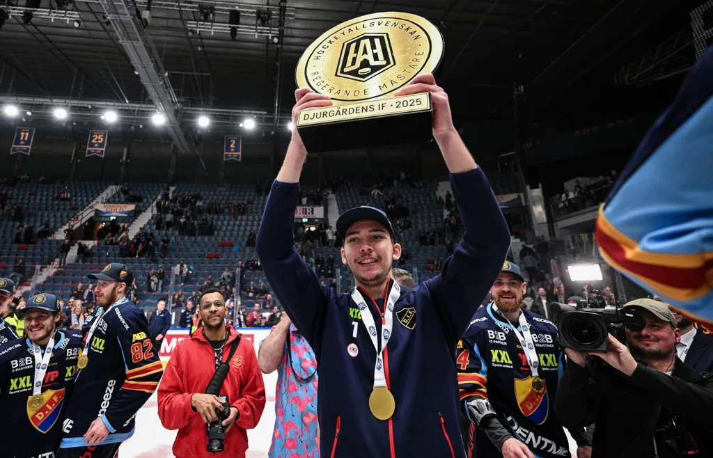 Marcus Gidlöf firar det allsvenska avancemanget med Djurgården i våra