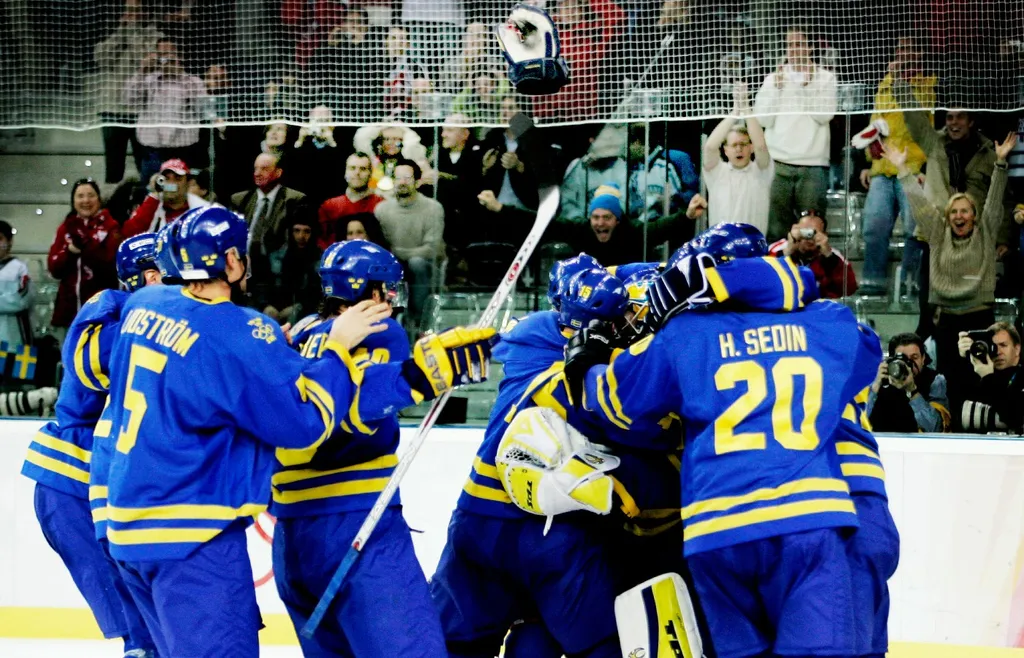Svenskarna jublar efter slutsignalen i OS-finalen 2006