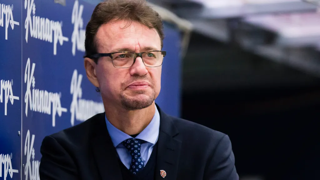 Efter spelarkarriären blev Olausson tränare för HV71 och MoDo. 