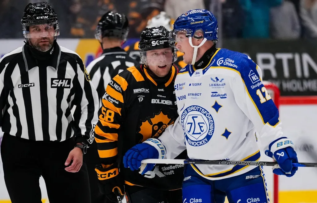 Kalle Östman i diskussion med Skellefteås Oskar Nilsson