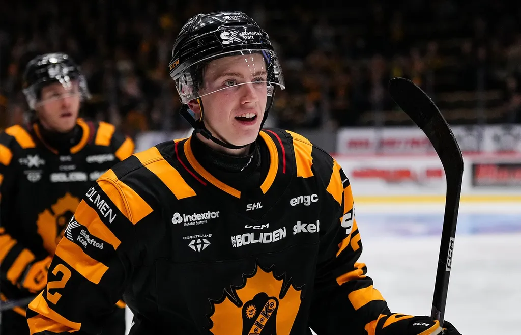 Leo Sundqvist jublar efter sitt första SHL-mål 26 september