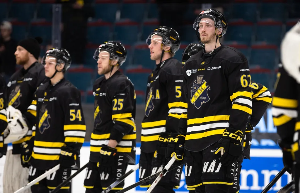 Simon Åkerström lämnar AIK.