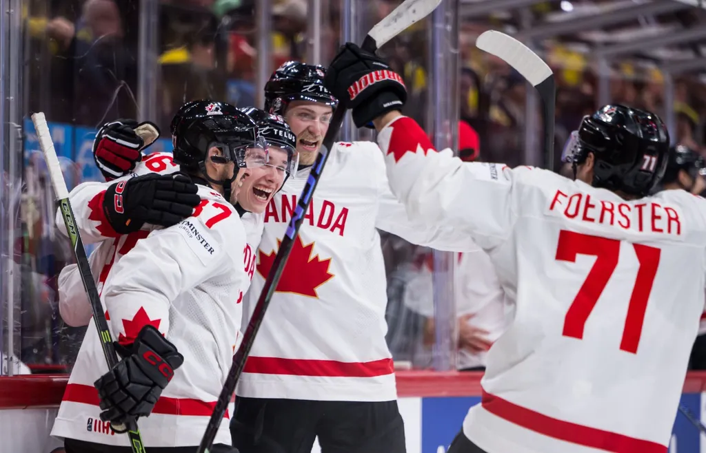 Macklin Celebrini hade kul intill Sidney Crosby så länge det varade i hockey-VM