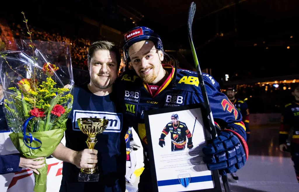 Viktor Adolfsson delar ut pris från Järnkaminerna till Daniel Brodin