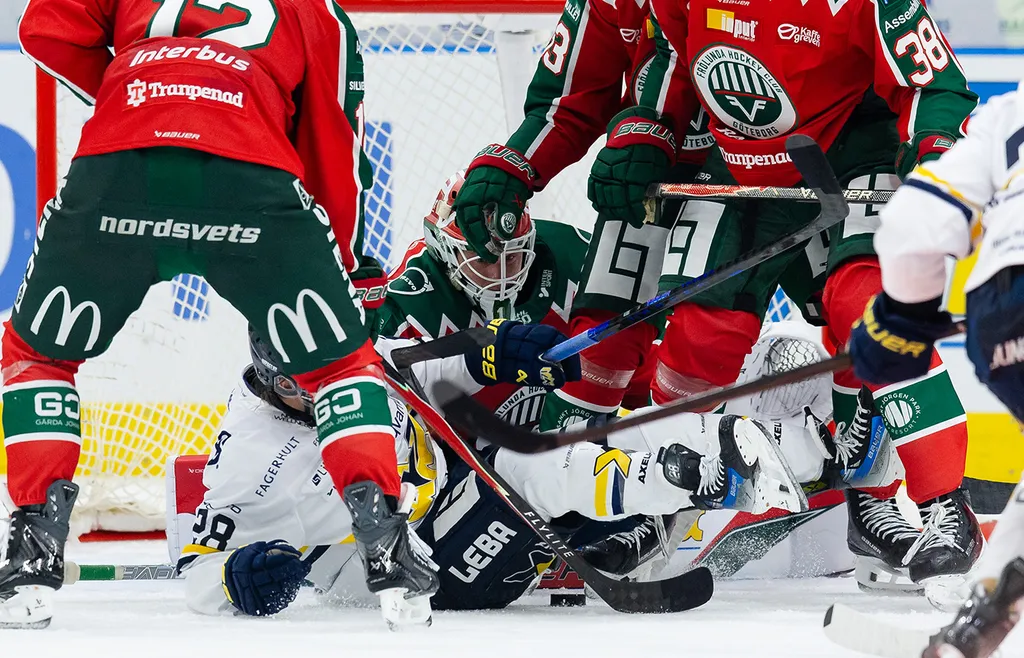 Lars Johansson hade en hel del att göra mot HV71, men höll tätt igen