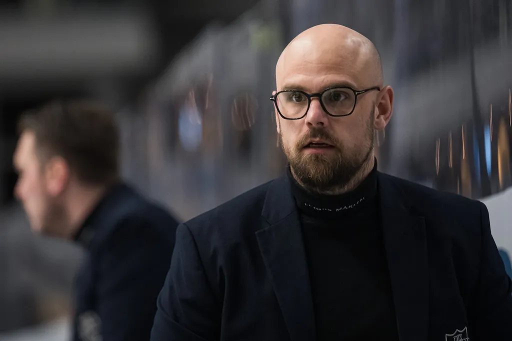 Dennis Hall ser ut att få ta sig an SHL-hockey nästa säsong
