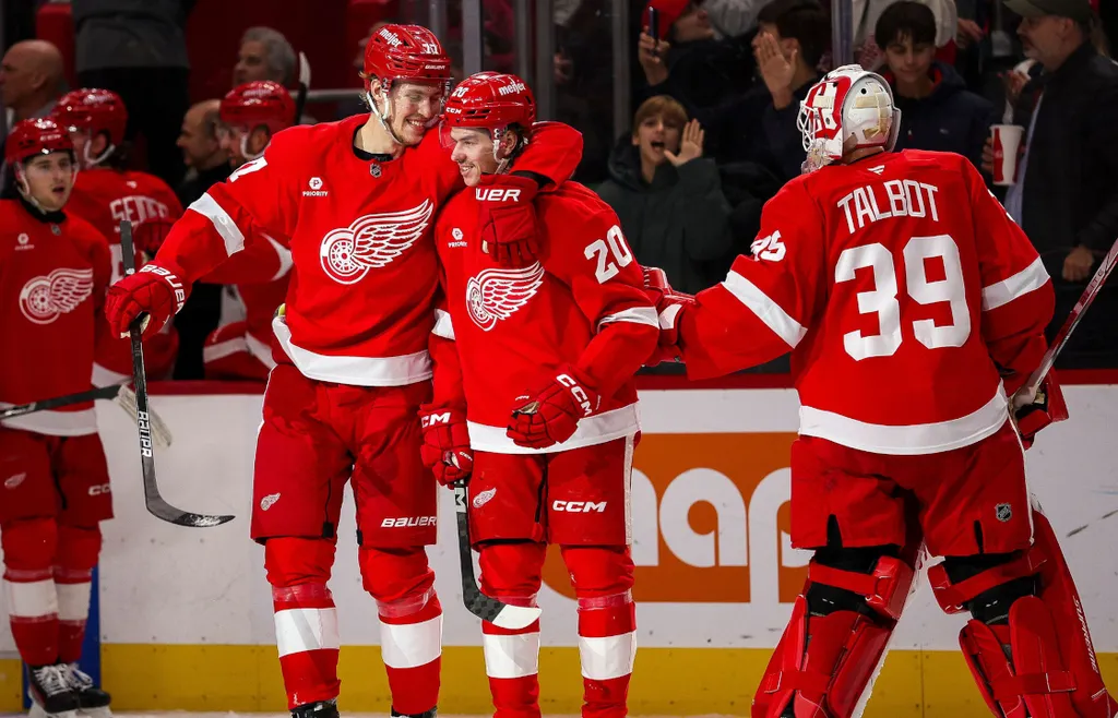 Albert Johansson (mitten) har gjort sitt första NHL-mål i natt